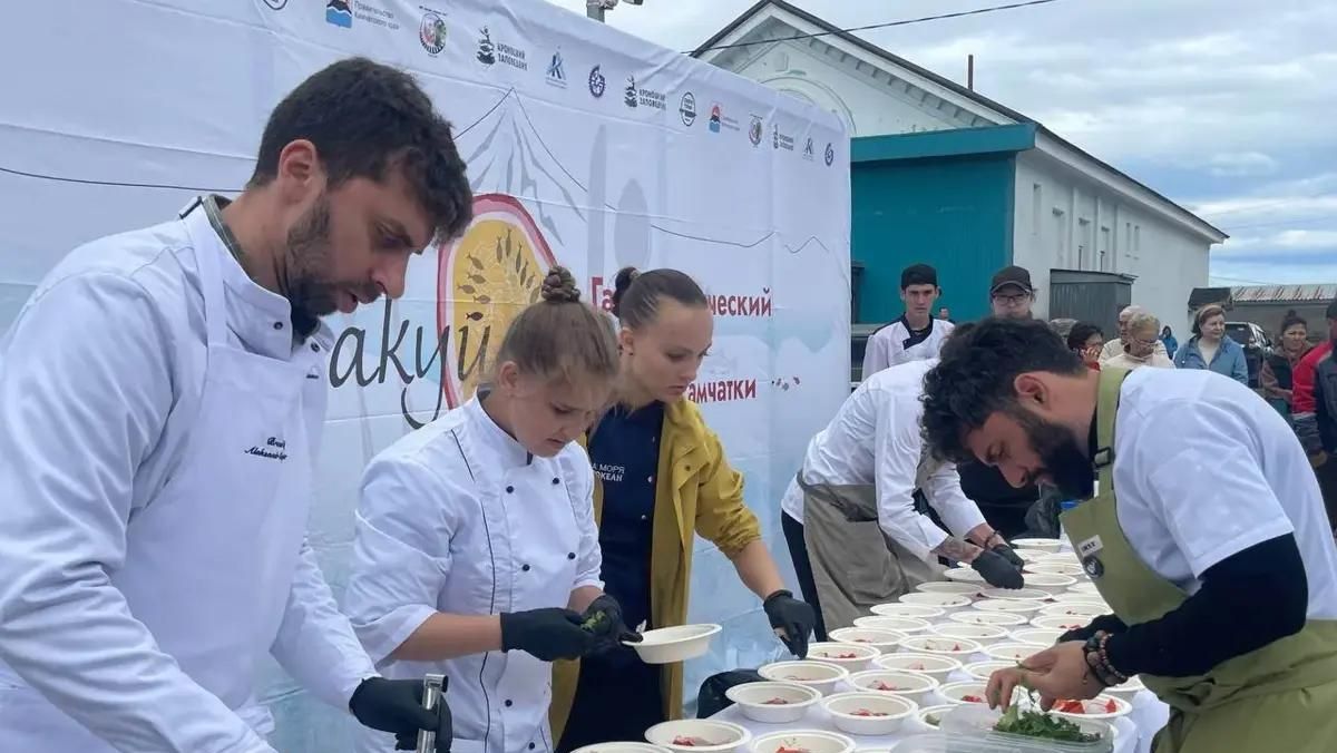 Chefs are cooking at the Maracuya Food Festival