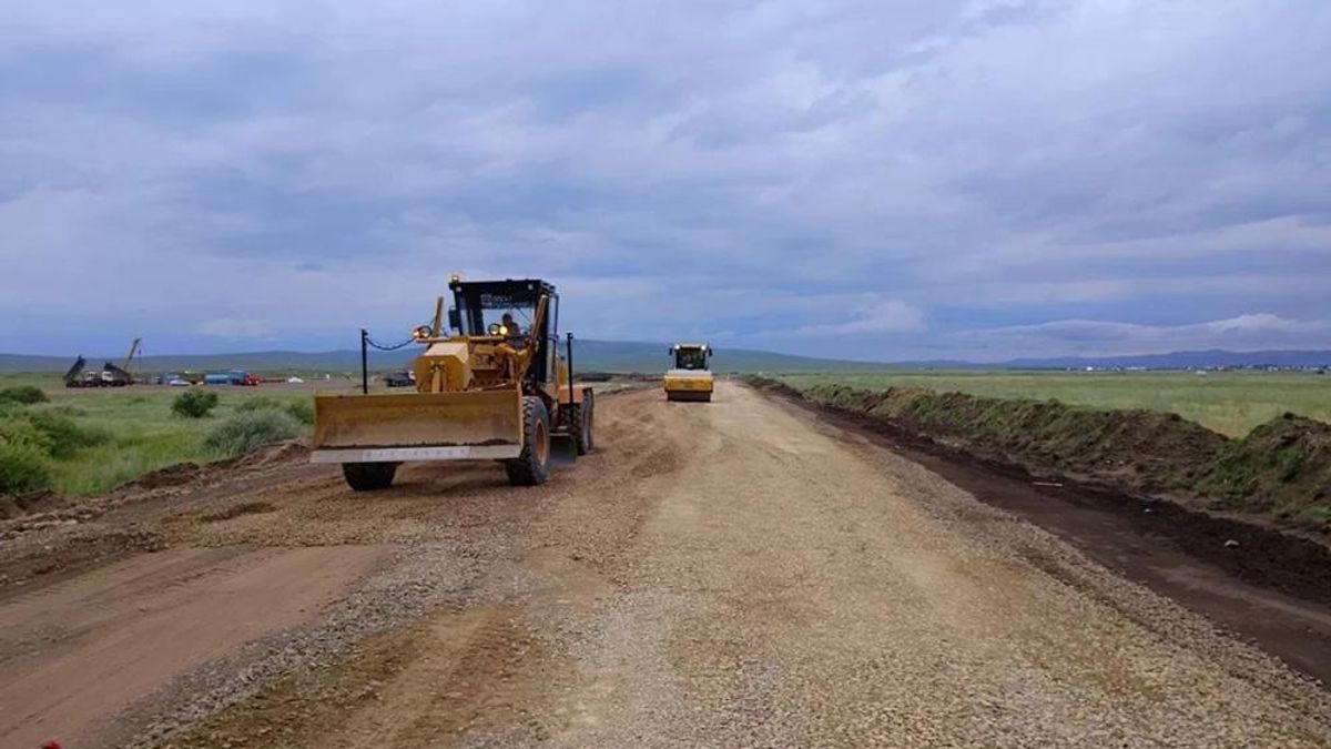 Repair work on the access road to the village of Starotsurukhaitui