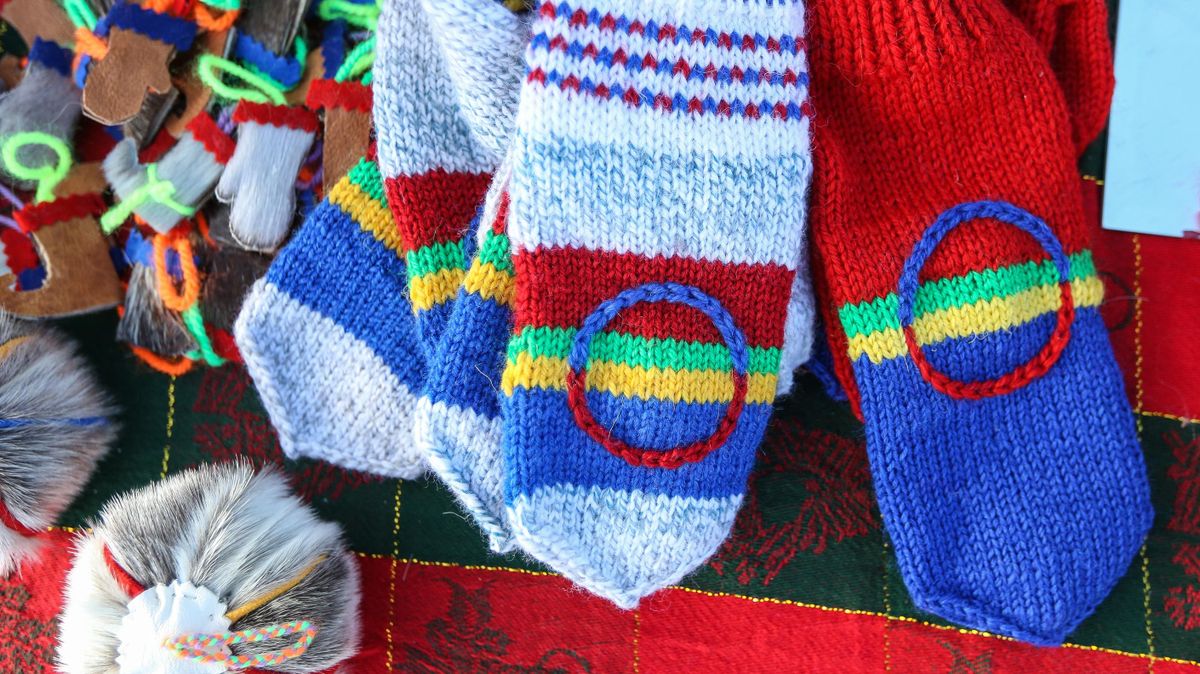 Mittens with the Sámi national flag Mittens with the Sámi national flag