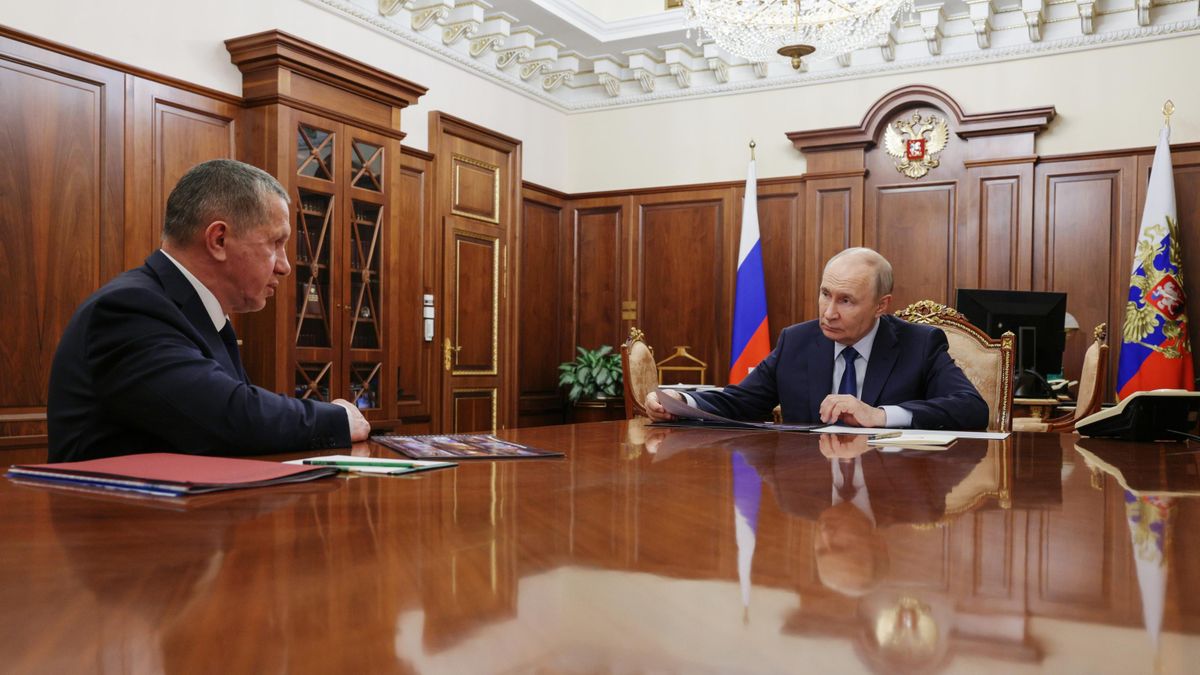 Russian President Vladimir Putin and Deputy Prime Minister – Plenipotentiary Presidential Envoy to the Far Eastern Federal District Yury Trutnev during a meeting