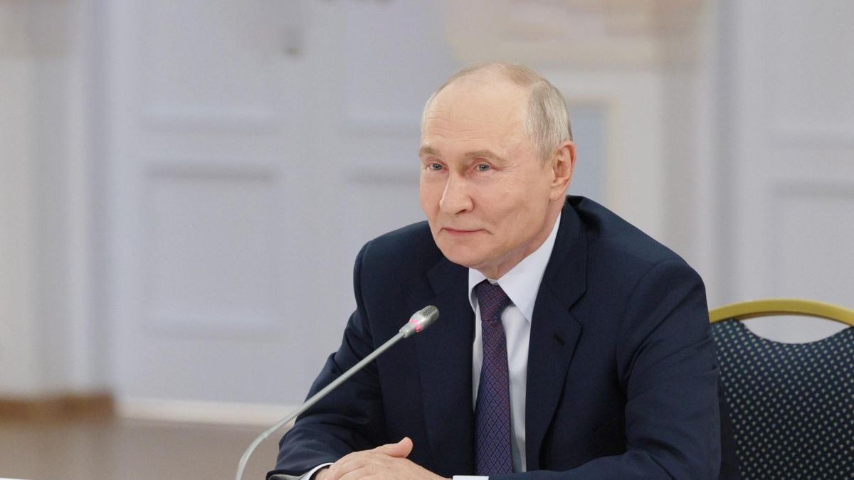 President Vladimir Putin at a meeting with the leading urban environment and spatial development planners