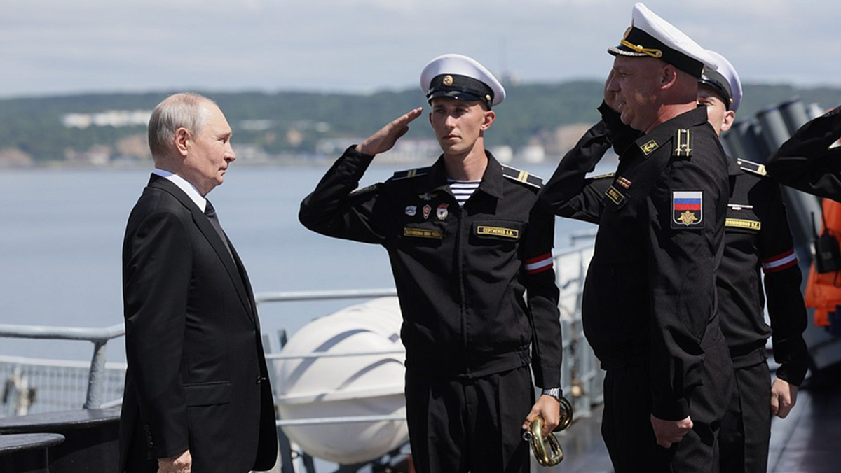 Президент Владимир Путин на борту гвардейского ракетного крейсера Варяг