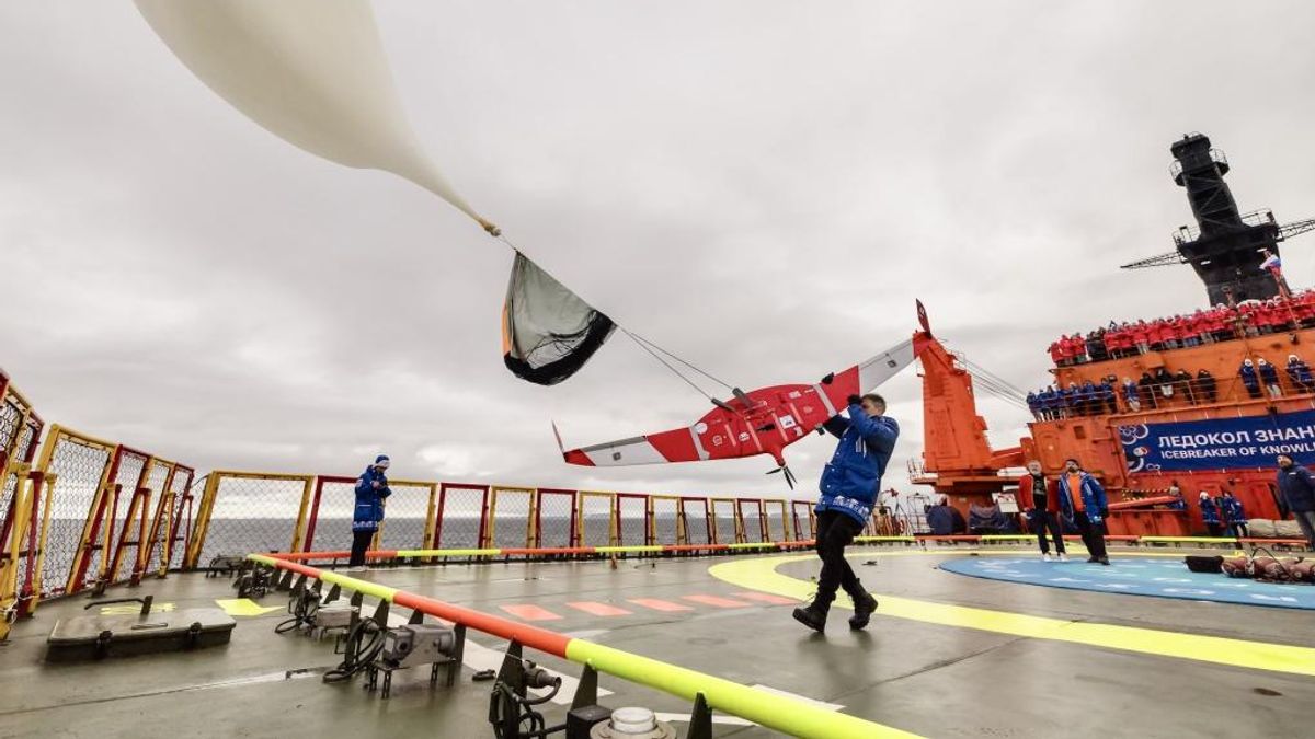 Release of a reusable stratospheric platform from the deck of the 50 Let Pobedy nuclear-powered icebreaker