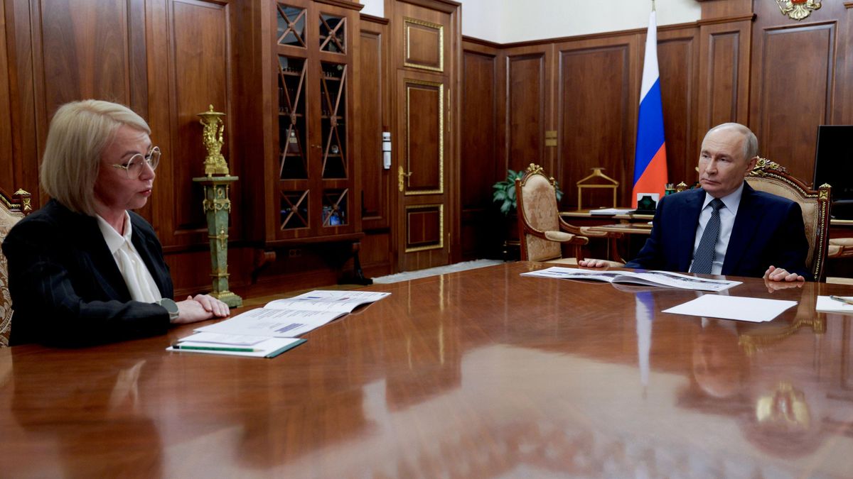 Vladimir Putin at a meeting with Governor of the Nenets Autonomous Area Irina Gekht