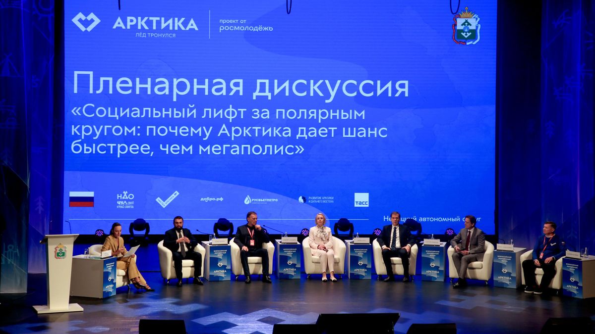 At the Plenary Session of the 5th Youth Environmental Forum The Arctic. The Ice Has Broken