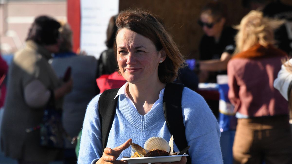 A visitor at an outdoor culinary festival in Vladivostok