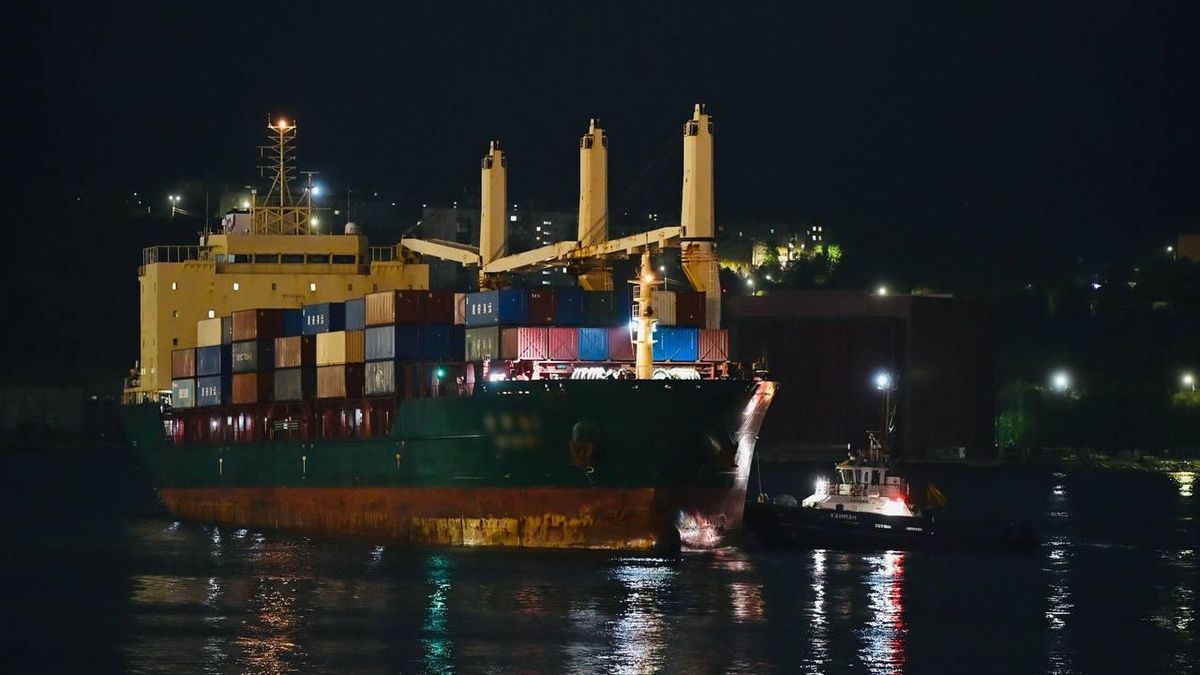New New Shipping Line container ship (China) at the Murmansk Port 