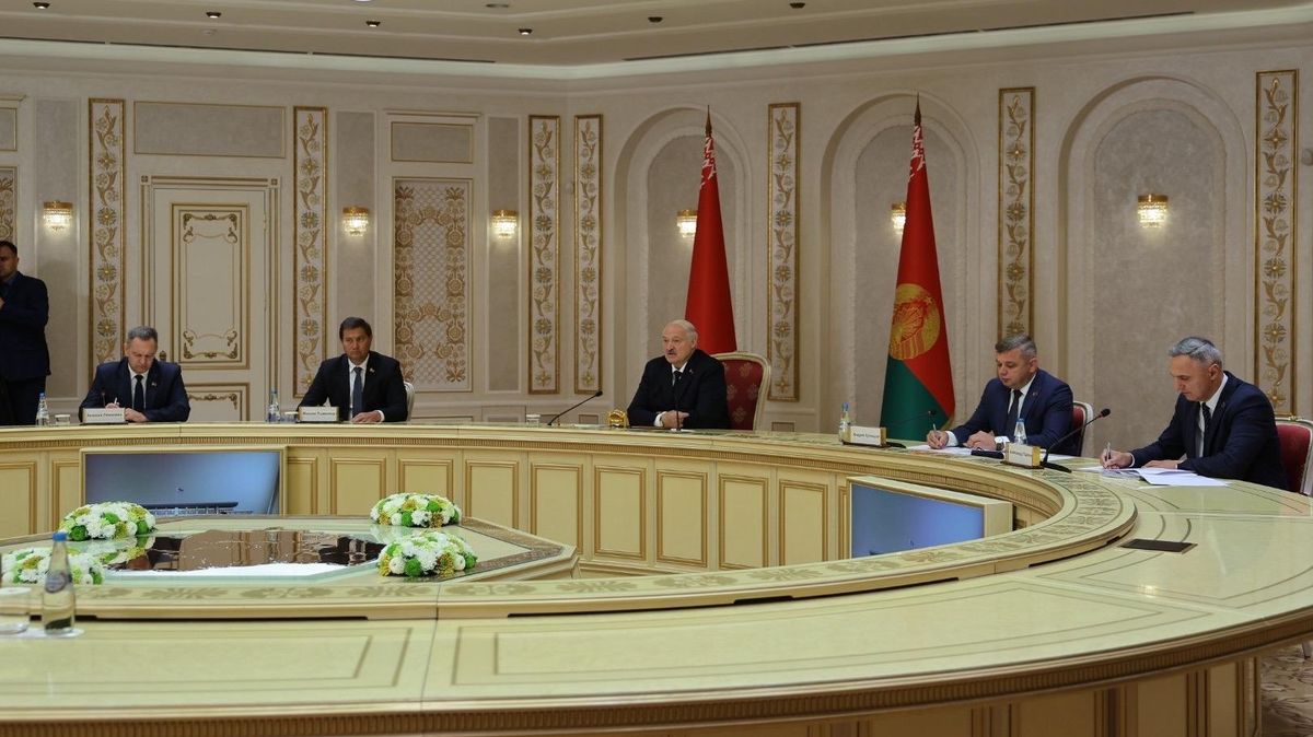 President of Belarus Alexander Lukashenko and Governor of the Arkhangelsk Region Alexander Tsybulsky at a meeting in Minsk