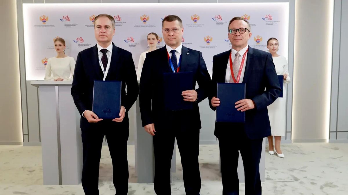 Signing an agreement to build a deep-water section of the Arkhangelsk seaport 