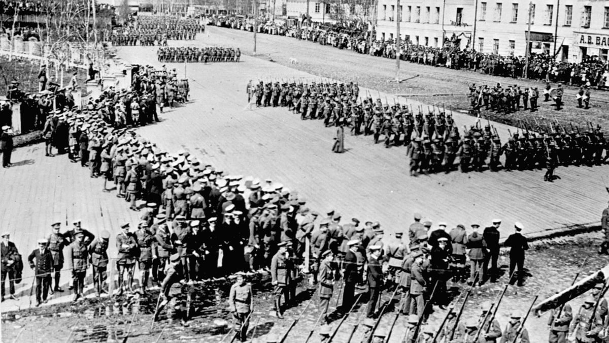 Parade of the British expeditionary force in Arkhangelsk 