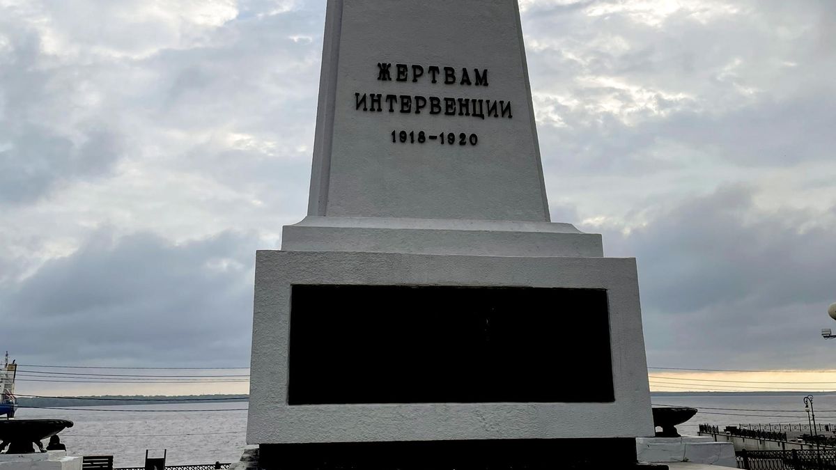 Памятник жертвам интервенции 1918–1920-х годов на набережной Северной Двины в Архангельске
