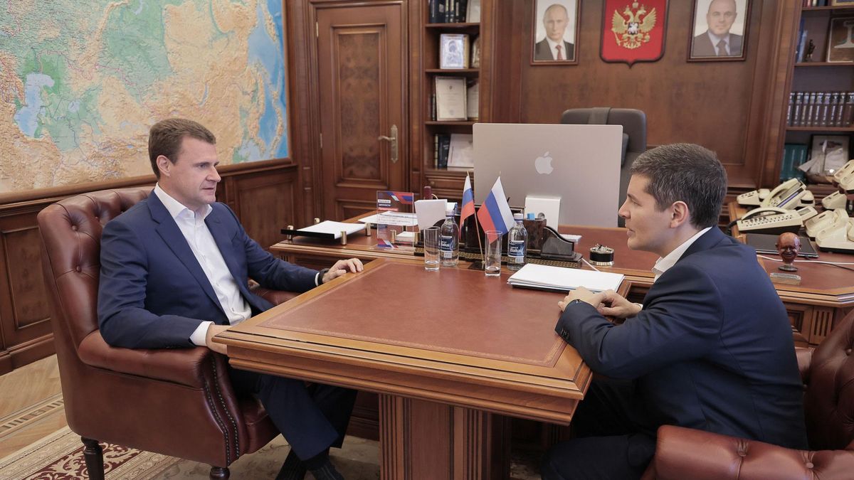 Yamal Governor Dmitry Artyukhov and Minister for the Development of the Far East and Arctic Alexei Chekunkov in a working meeting