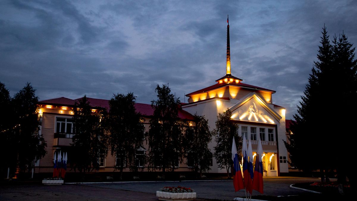 Здание администрации Ненецкого АО вечером