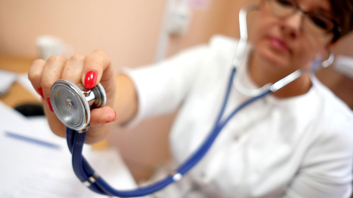 A doctor examines a patient 