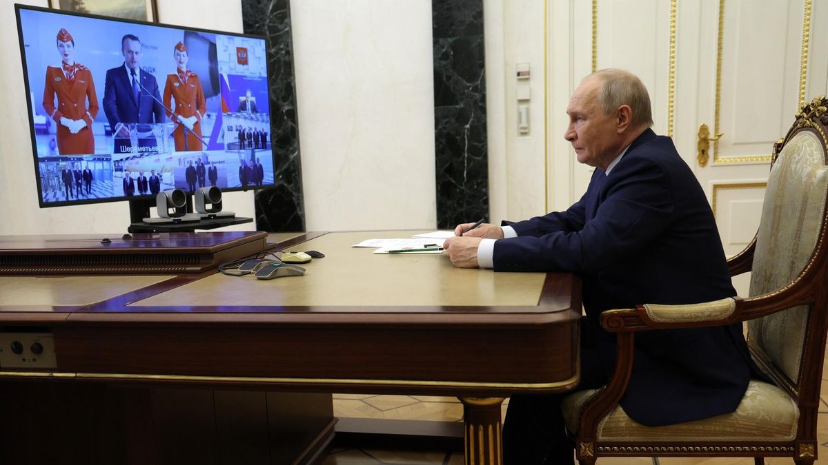 Vladimir Putin takes part, via video link, in the presentation of new civil aviation facilities