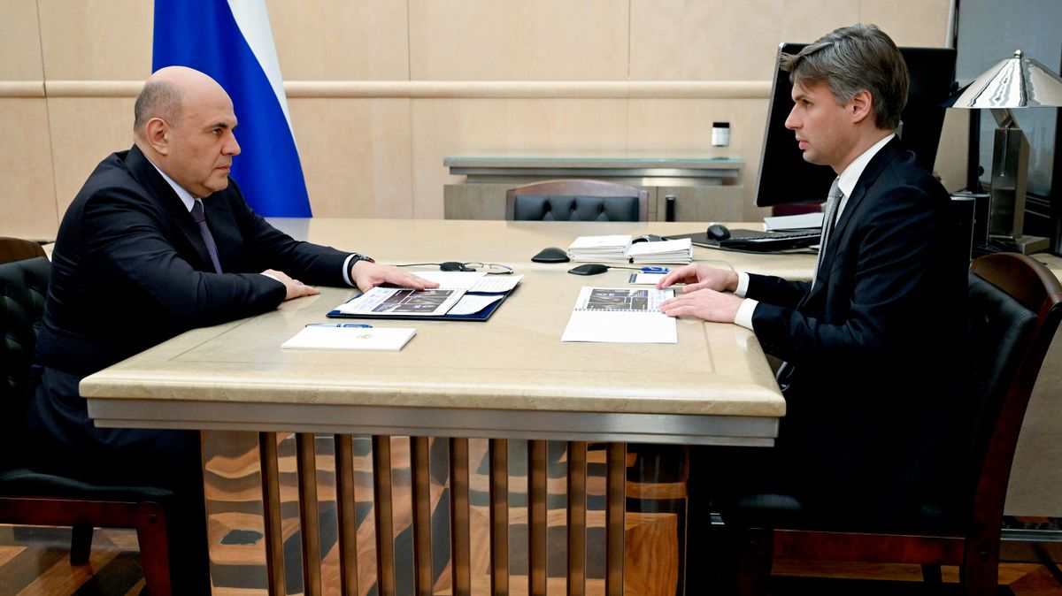 Prime Minister Mikhail Mishustin and Director General of Roscosmos Corporation, Dmitry Bakanov, at a meeting