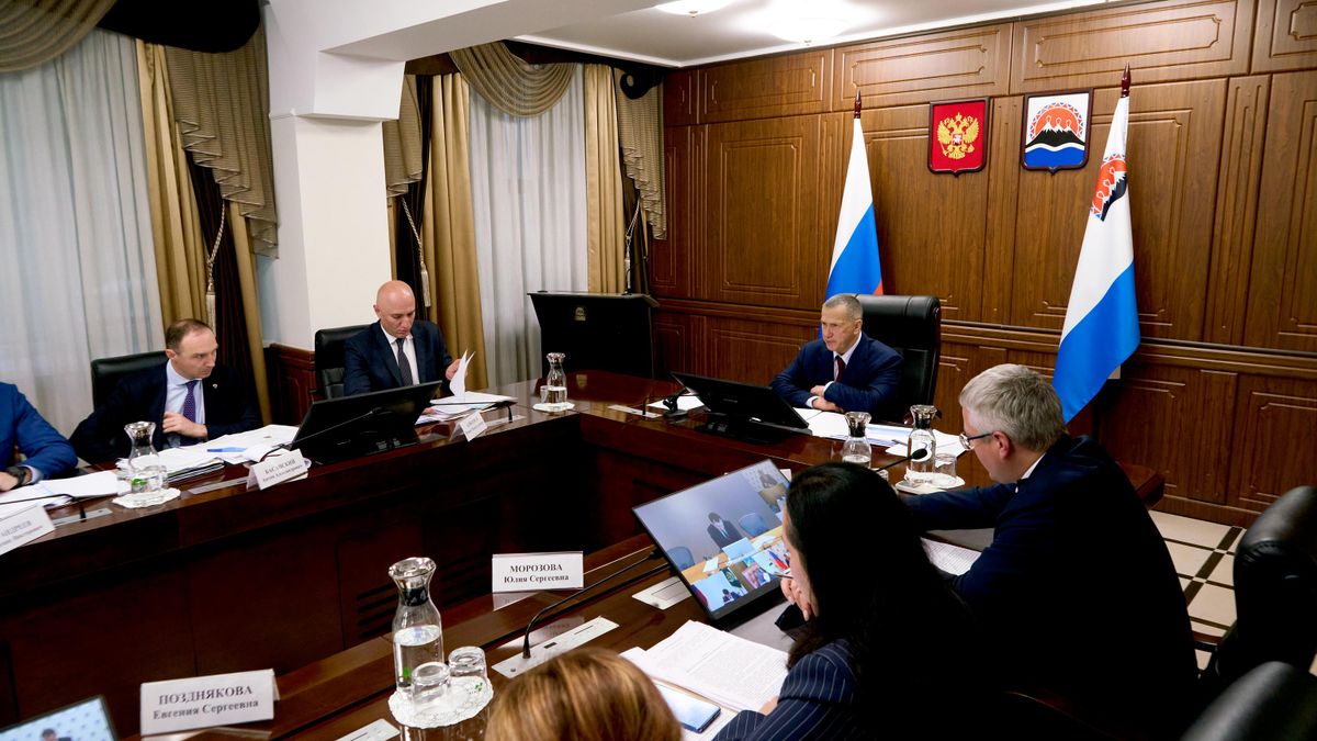 Presidential Plenipotentiary Envoy to the Far Eastern Federal District Yury Trutnev at a meeting on the socio-economic development of the Kamchatka Territory