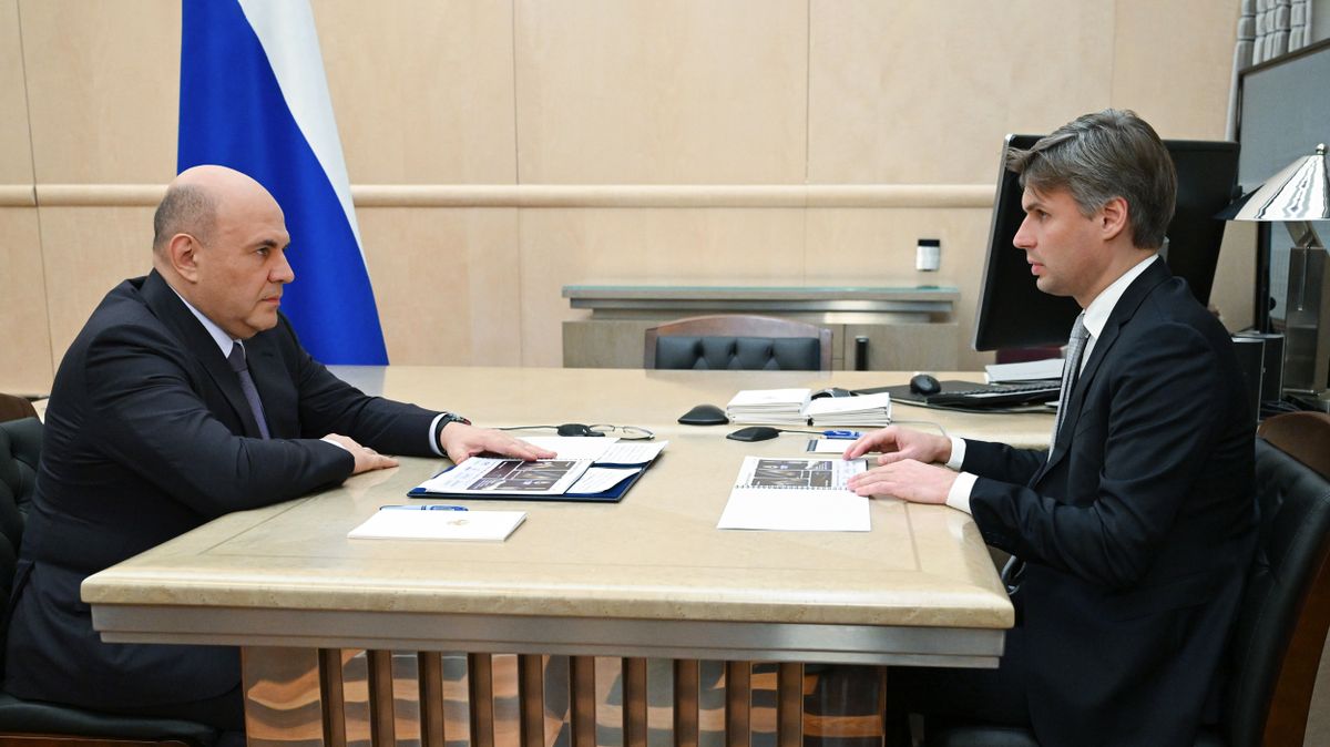 Prime Minister Mikhail Mishustin and Director General of Roscosmos Corporation, Dmitry Bakanov, at a meeting
