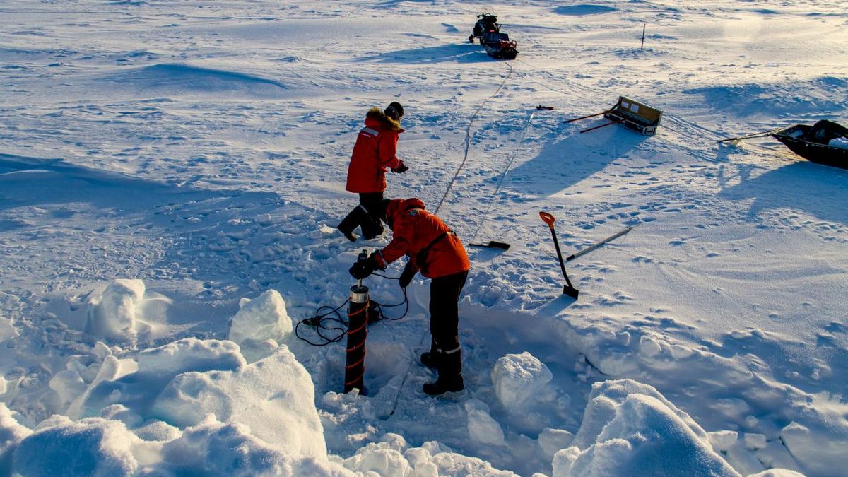 Researchers at work aboard the North Pole-42 drifting station in the Central Arctic