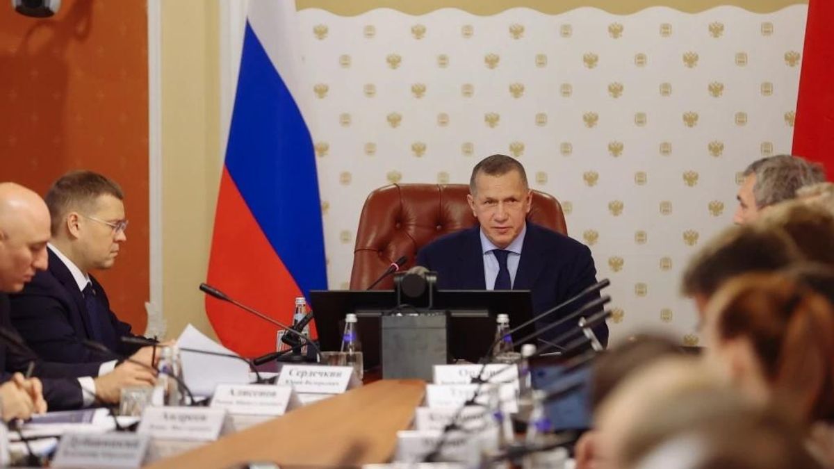 Plenipotentiary Presidential Envoy to the Far Eastern Federal District Yury Trutnev at a meeting on progress in implementing investment projects in the Amur Region   