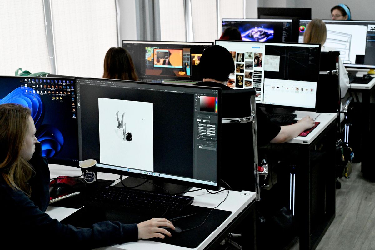 Студенты специальности анимация и анимационное кино работают на компьютерах