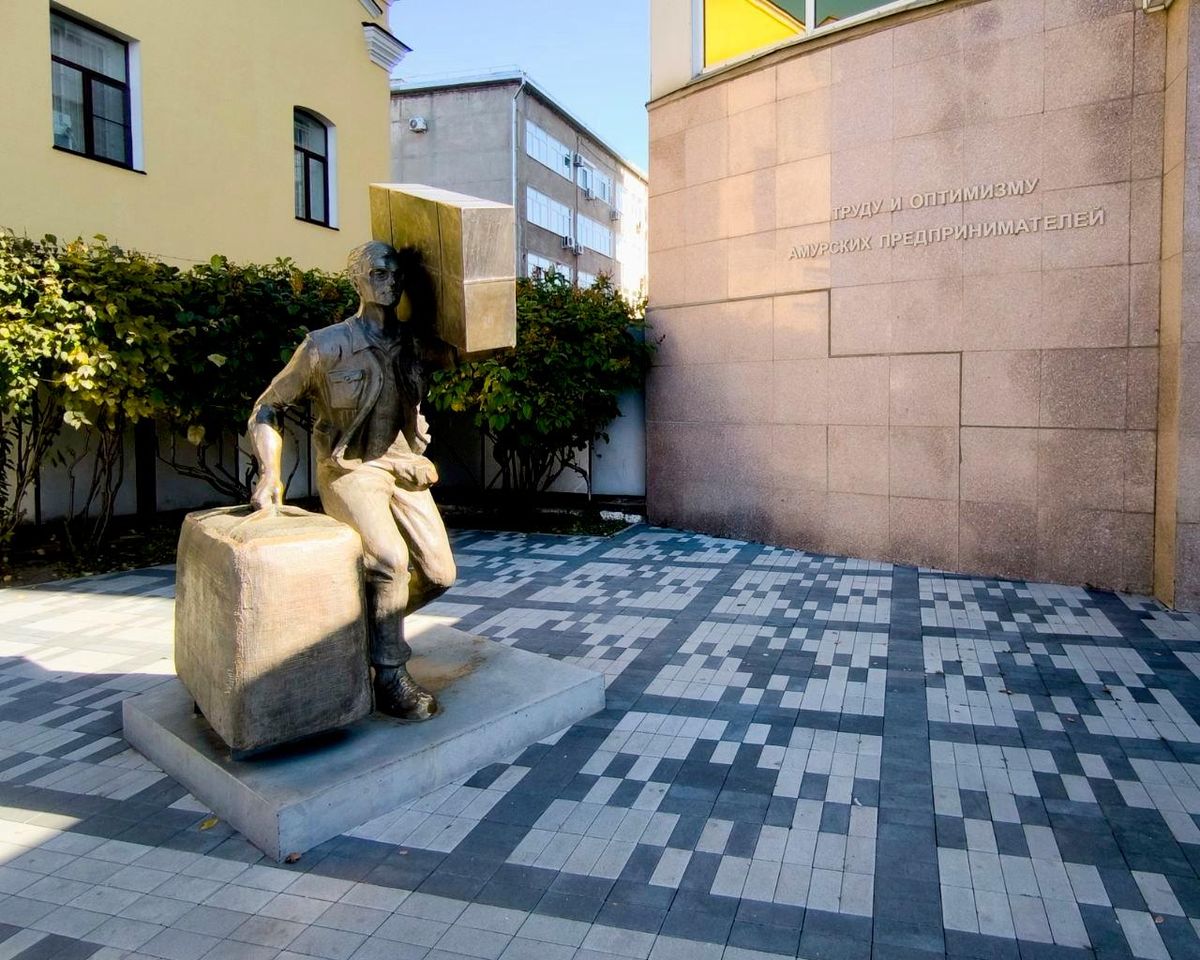 Monument to a suitcase trader in Blagoveshchensk as a gesture of paying tribute to the work and positive attitude of entrepreneurs from the Amur Region