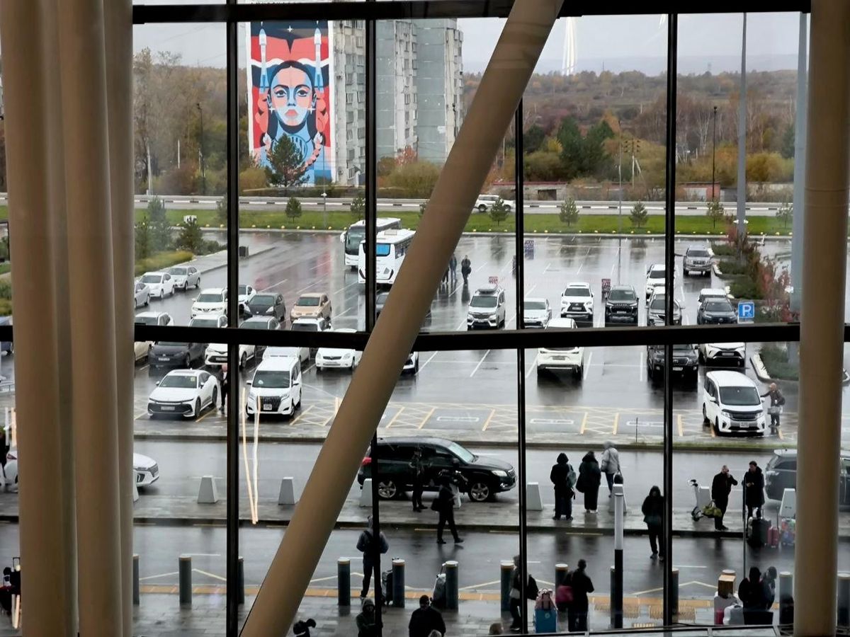 View from the Nikolai Muravyov-Amursky airport terminal on Pavel Orez’s painting. The first thing people coming to Blagoveshchensk see are the eyes of a pretty lady with space rockets firing off into the sky behind her