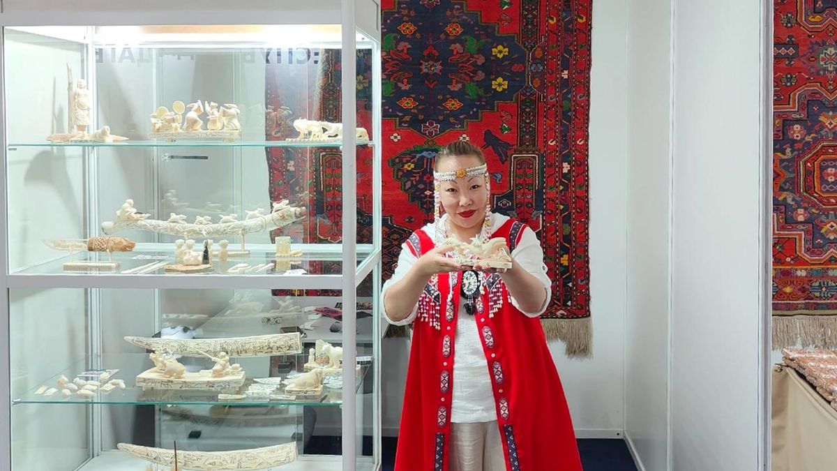 На выставке косторезного искусства в рамках международного фестиваля народных художественных промыслов Хранители традиций – 2024 в Дербенте