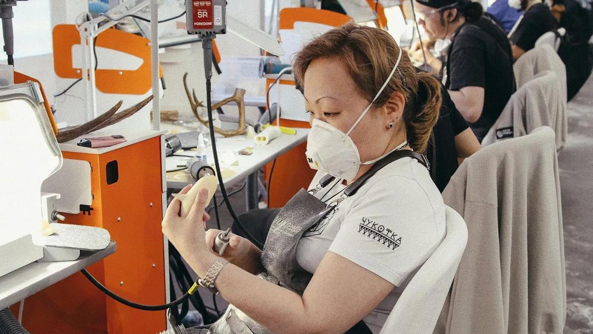 Alexandra Nypevgi at work at the Soul of the North-2024 international exhibition and competition in Novy Urengoy