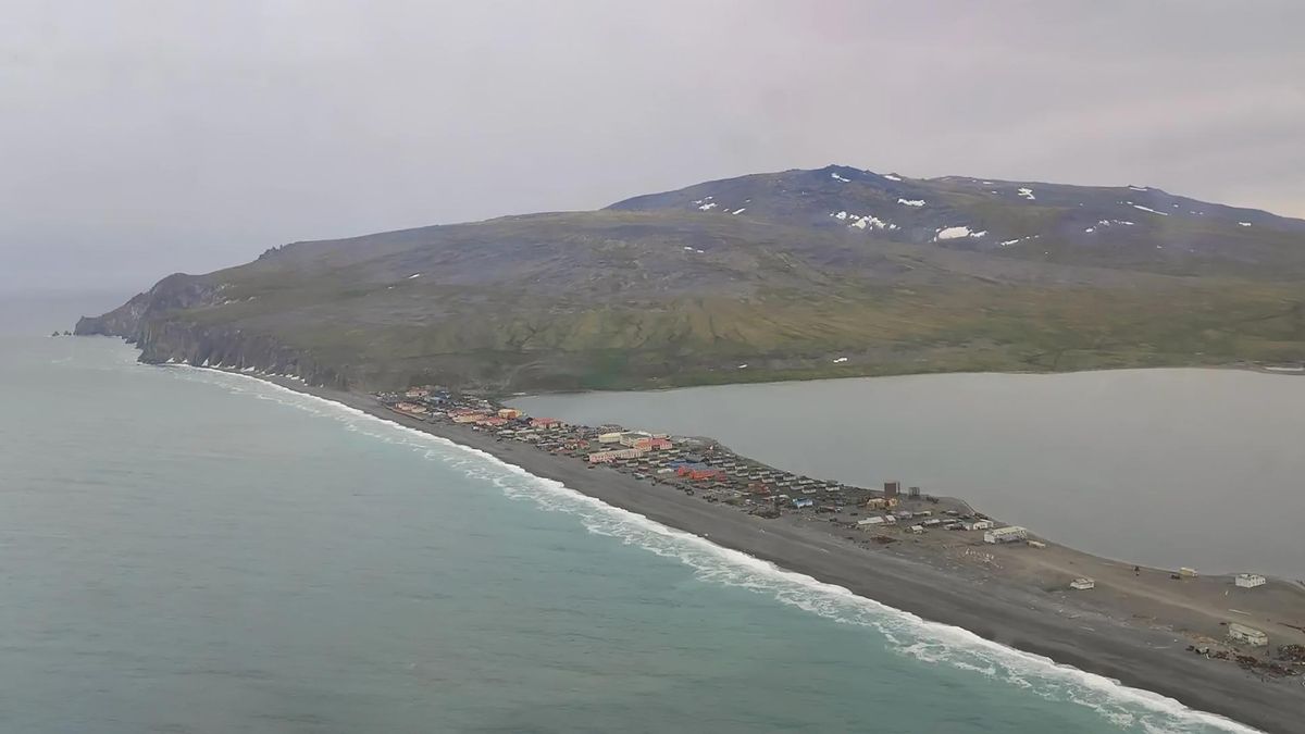 Село Уэлен между морем и лагуной во время шторма