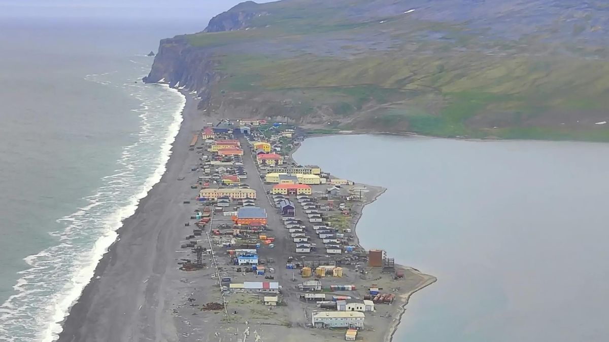 Село Уэлен между морем и лагуной во время шторма