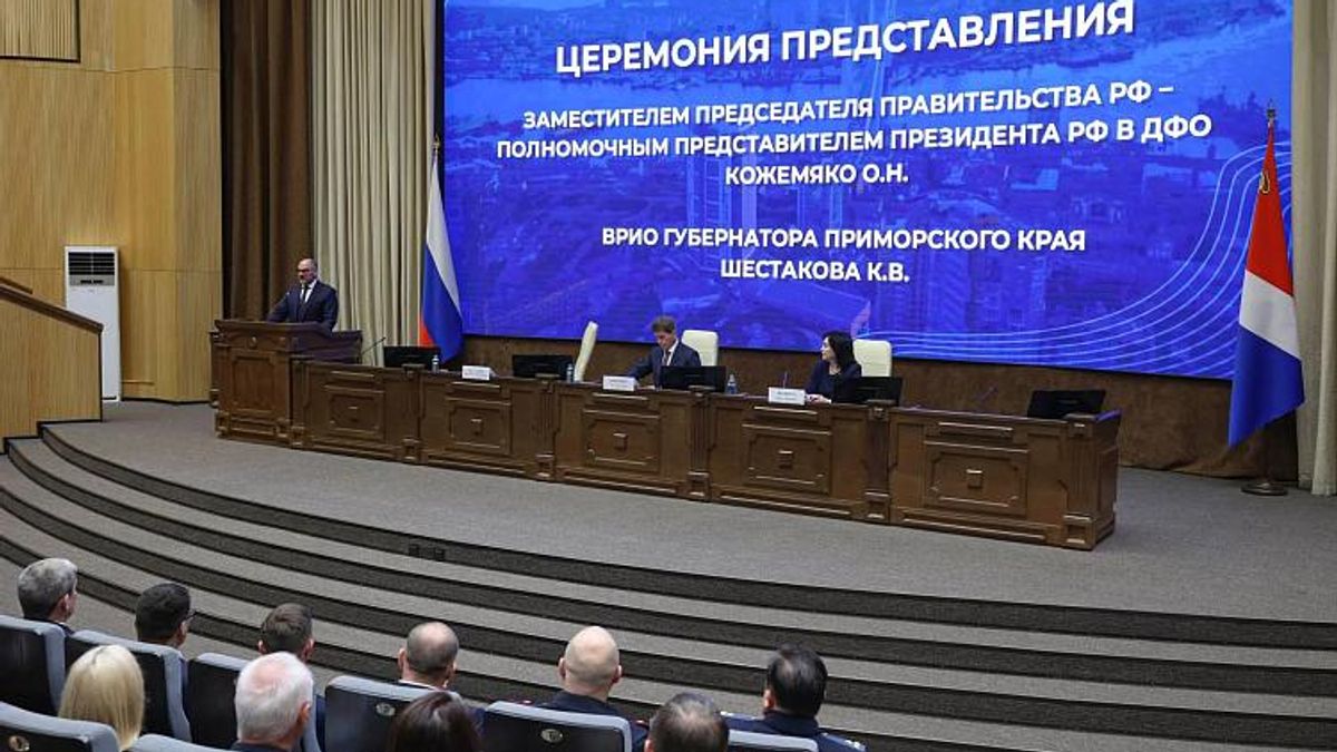 Presidential Plenipotentiary Envoy to the Far Eastern Federal District Oleg Kozhemyako introduces Acting Primorye Territory Governor Konstantin Shestakov 